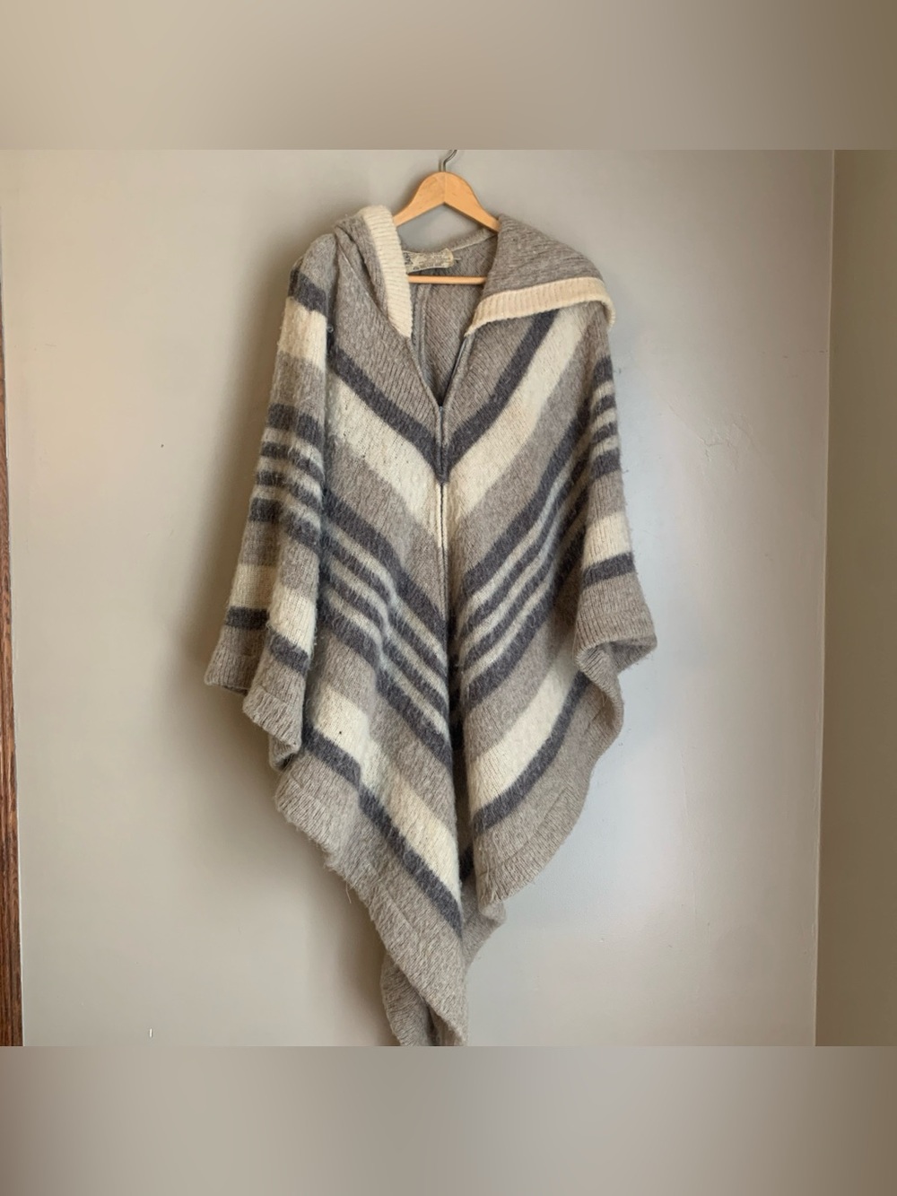 Vintage Hilda Ltd 100% Icelandic Wool Hooded Poncho Cape Chevron Striped